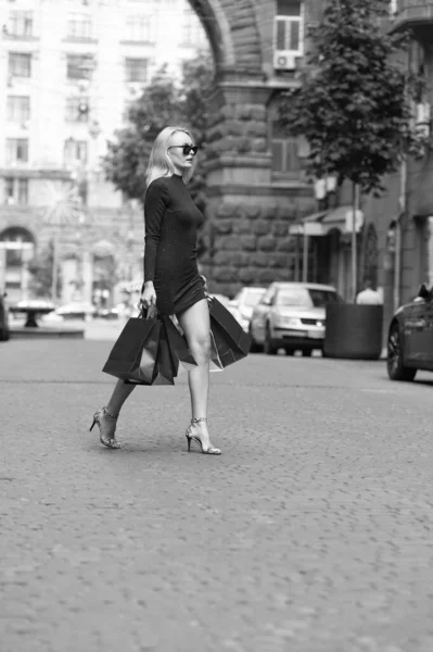 Woman Shopping Bags Walking Street Woman Shopping Bags Photo Pretty —  Fotos de Stock