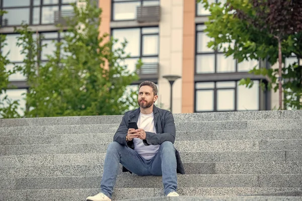 Adam Dışarıda Akıllı Telefondan Sohbet Ediyor Akıllı Telefon Sohbeti Erkek — Stok fotoğraf
