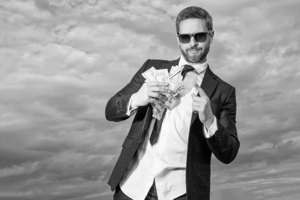 Богатство Человека Держащего Деньги Открытом Воздухе Баннер Богатство Человека Деньгами — стоковое фото