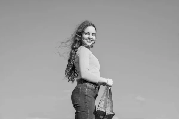 Ευτυχισμένη Έφηβη Κοπέλα Τσάντα Για Ψώνια Μπλε Κίτρινο — Φωτογραφία Αρχείου