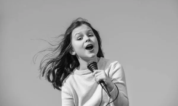 Fröhliches Teenie Mädchen Singt Karaoke Mikrofon — Stockfoto