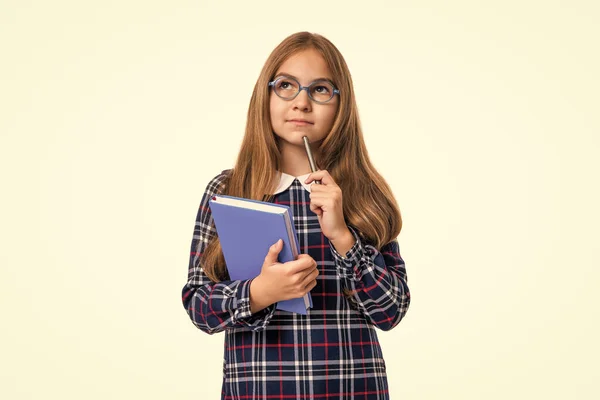 Pensando Leitor Menina Escola Segurar Diário Estúdio Leitor Menina Escola — Fotografia de Stock