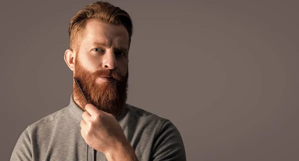 Bärtiger Mann Kämmt Bart Isoliert Auf Grauem Hintergrund Mit Kopierraum — Stockfoto