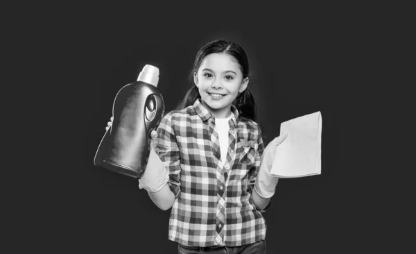 Κορίτσι Νοικοκυριό Κρατώντας Απορρυπαντικό Απομονώνονται Κόκκινο Κορίτσι Νοικοκυριό Απορρυπαντικό Στο — Φωτογραφία Αρχείου