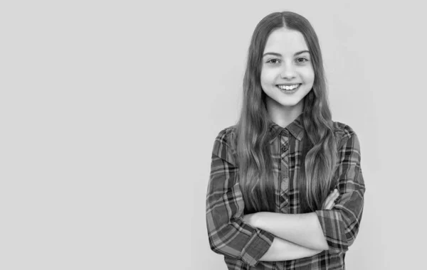 Uzun Saçlı Kareli Gömlek Giyen Fotokopi Çeken Genç Bir Kızın — Stok fotoğraf
