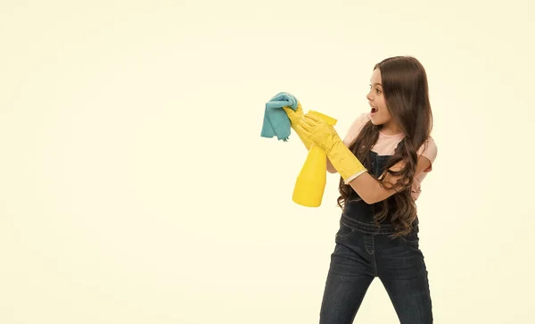 让人惊讶的是清洁的女孩在工作室里戴着洗涤手套 清洁的女孩带着洗涤手套的照片 清洁的女孩在洗手套与复制空间 穿着白色隔离手套的少女清洁剂 — 图库照片