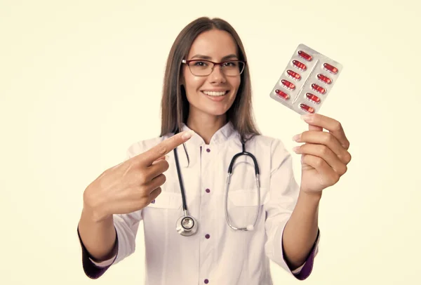Doktorun Işaret Parmağıyla Ilaç Hapına Odaklanması Doktorun Elinde Ilaç Hapıyla — Stok fotoğraf