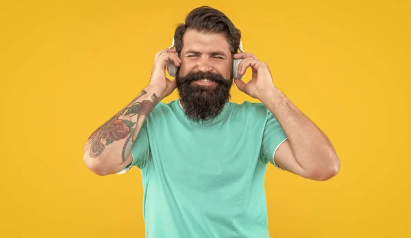 Retrato Del Tipo Usando Auriculares Musicales Estudio Tipo Escuchar Música — Foto de Stock