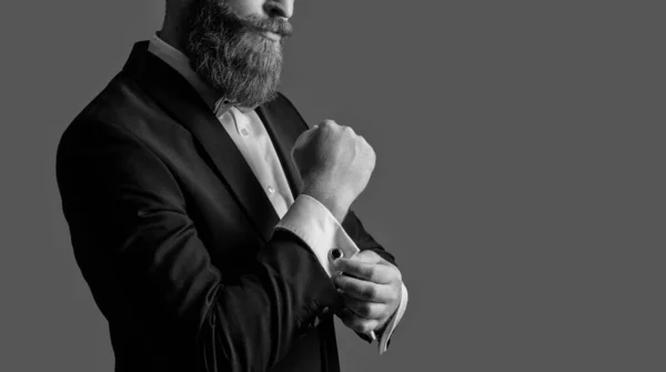 灰色の背景に隔離されたタキシードに身を包んだ髭の男の切り取られた眺めコピースペース タキシードで撮影された男スタジオ 上品なタキシードを着た男 タキシードファッション — ストック写真