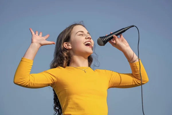 Heureux Adolescent Enfant Chant Karaoké Dans Microphone — Photo