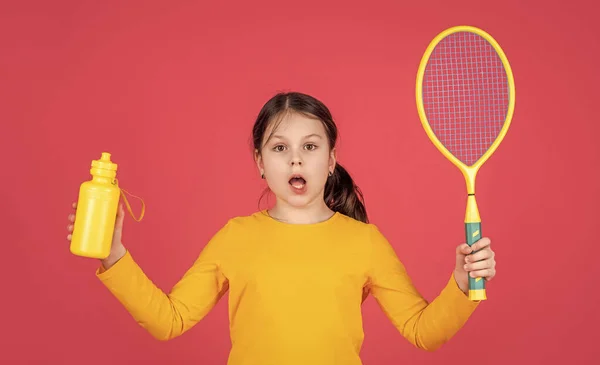 Şaşkın Çocuk Pembe Arka Planda Tenis Raketi Şişesi Tutuyor — Stok fotoğraf