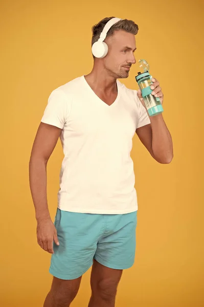 Fröhlicher Sportlicher Mann Mit Kopfhörern Trinkt Wasser Sportliche Mann Trinken — Stockfoto