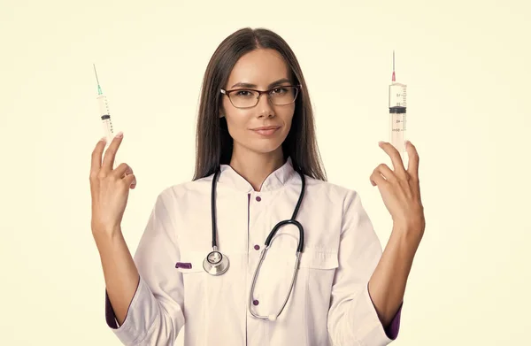 Orvos Fogja Meg Injekciós Fecskendő Tűjét Orvos Fecskendővel Orvos Fehér — Stock Fotó