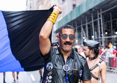 New York, New York, ABD - 25 Haziran 2023: Onur Yürüyüşü 2023 New York 'ta. Sadomazoşizm gururlu erkekler gey gökkuşağı lgbtq. Igbt ve lgbtq geçit töreni takımı. Gay adam.