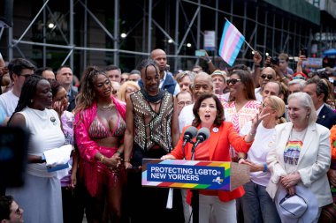 New York, New York, ABD - 25 Haziran 2023: Onur Yürüyüşü 2023 New York 'ta. Vali Kathy Hochul, Onur Yürüyüşü başlamadan önce LGBTQ toplumunu koruma amaçlı bir yasa imzaladı.