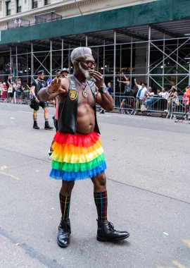 New York, New York, ABD - 25 Haziran 2023: Onur Yürüyüşü 2023 New York 'ta. Sadomazoşizm gururlu erkekler gey gökkuşağı lgbtq. Igbt ve lgbtq geçit töreni takımı. Gay adam.