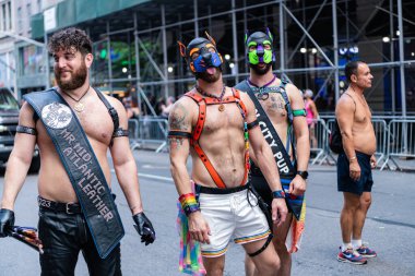 New York, New York, ABD - 25 Haziran 2023: Onur Yürüyüşü 2023 New York 'ta. Sadomazoşizm gururlu erkekler gey gökkuşağı lgbtq. Igbt ve lgbtq geçit töreni takımı. Gay adam.