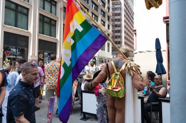 New York, New York, ABD - 25 Haziran 2023: Onur Yürüyüşü 2023 New York 'ta. Gururlu, gökkuşağı lgbtq bayrağı barışı olan bir gay. lgbt ve lgbtq geçit töreni