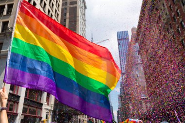 Gökkuşağı bayrağı Lgbt gururu. Eşcinsel gurur bayrağı sermaye çeşitliliğini sona erdirdi. Destekçiler gökkuşağı bayrakları sallıyor. LGBT örgütünün bayrağı lezbiyenler, geyler, biseksüeller ve transseksüeller içerir.