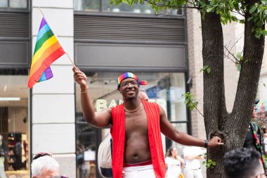 New York, New York, ABD - 25 Haziran 2023: Onur Yürüyüşü 2023 New York 'ta. Gururlu, gökkuşağı lgbtq bayrağı barışı olan bir gay. lgbt ve lgbtq geçit töreni