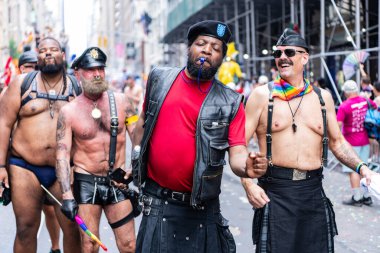 New York, New York, ABD - 25 Haziran 2023: Onur Yürüyüşü 2023 New York 'ta. Sadomazoşizm gururlu erkekler gey gökkuşağı lgbtq. Igbt ve lgbtq geçit töreni takımı. Gay adam.