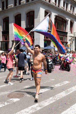 New York, New York, ABD - 25 Haziran 2023: Onur Yürüyüşü 2023 New York 'ta. Gururlu, gökkuşağı lgbtq bayrağı barışı olan bir gay. lgbt ve lgbtq geçit töreni