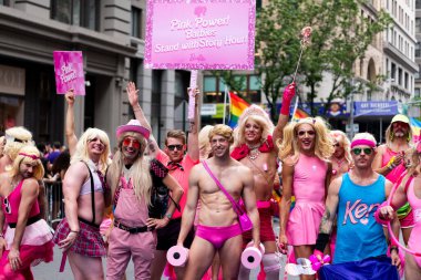 New York, New York, ABD - 25 Haziran 2023: Onur Yürüyüşü 2023 New York 'ta. Barbi pembesi erkekler gay gururlu gökkuşağı lgbtq. Igbt ve lgbtq geçit narbisi. Eşcinsel çift