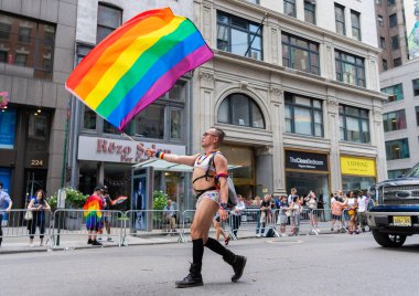 New York, New York, ABD - 25 Haziran 2023: Onur Yürüyüşü 2023 New York 'ta. Gururlu, gökkuşağı lgbtq bayrağı barışı olan bir gay. lgbt ve lgbtq geçit töreni