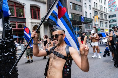 New York, New York, ABD - 25 Haziran 2023: Onur Yürüyüşü 2023 New York 'ta. Sadomazoşizm gururlu erkekler gey gökkuşağı lgbtq. Igbt ve lgbtq geçit töreni takımı. Gay adam.