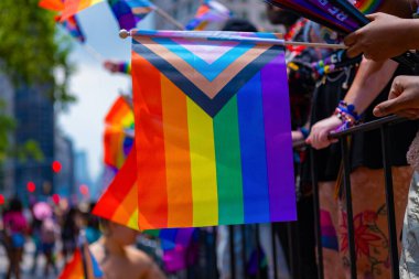 Gökkuşağı bayrağı Lgbt gururu. Eşcinsel gurur bayrağı sermaye çeşitliliğini sona erdirdi. Destekçiler gökkuşağı bayrakları sallıyor. LGBT örgütünün bayrağı lezbiyenler, geyler, biseksüeller ve transseksüeller içerir.