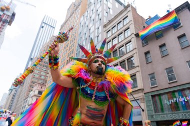 New York, New York, ABD - 25 Haziran 2023: Onur Yürüyüşü 2023 New York 'ta. Gururlu gökkuşağı lgbtq tarzı eşcinsel bir adam. lgbt ve lgbtq geçit töreni