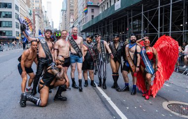 New York, New York, ABD - 25 Haziran 2023: Onur Yürüyüşü 2023 New York 'ta. Sadomazoşizm gururlu erkekler gey gökkuşağı lgbtq. Igbt ve lgbtq geçit töreni takımı. Gay adam.