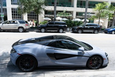 Miami Beach, Florida USA - 15 Nisan 2021: üstü açılabilir beyaz McClaren 570 'ler spor araba..