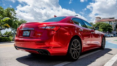 Miami, Florida ABD - 25 Mart 2023: kırmızı 2016 Maserati Ghibli S Q4 parkedilmiş araç aracı, arka görüş.
