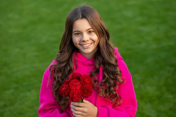 赤い秋の花を持つ10代の女の子屋外 秋の花の花束を持つ10代の女の子 外に秋の花を持つ10代の少女 10代の少女の写真 — ストック写真
