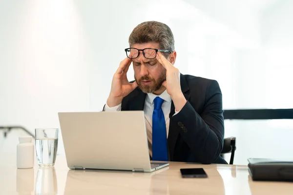 Przepracowany Wyczerpany Biznesmen Odczuwa Ból Głowy Lub Migrenę — Zdjęcie stockowe