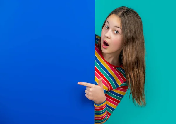 Überrascht Mädchen Hinter Leerem Blauen Papier Mit Kopierfläche Für Werbung — Stockfoto