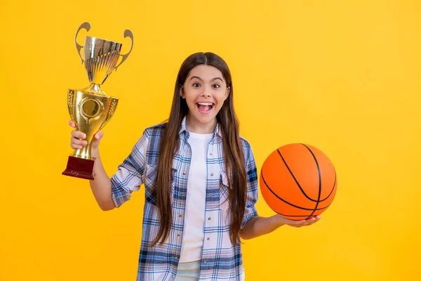 Con Successo Ragazza Basket Adolescente Orgoglioso Con Premio Coppa Campione — Foto Stock