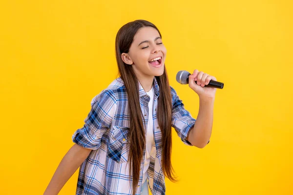 Felice Cantante Ragazza Eseguire Karaoke Isolato Sfondo Giallo Con Microfono — Foto Stock