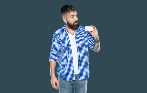 コピースペース付きの空白のデビットカードを示す驚くべき髭の男 — ストック写真