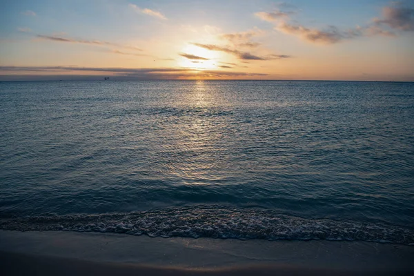 Прекрасный Вечерний Облачный Пейзаж Морской Водой Летнем Пляже — стоковое фото