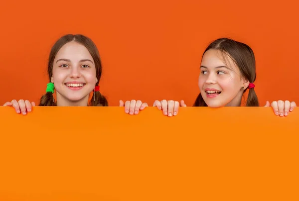 Niños Alegres Detrás Papel Naranja Blanco Con Espacio Copia Para —  Fotos de Stock