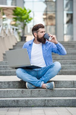 Serbest çalışan bir adamın dışarıdaki kahvesini içmek için videosu var. Man Freelancer 'ın bilgisayarında video kaydı var. Freelancer 'ın dışarıda görüntülü görüşmesi var. Freelancer 'ın kahve molasında video görüşmesi var..