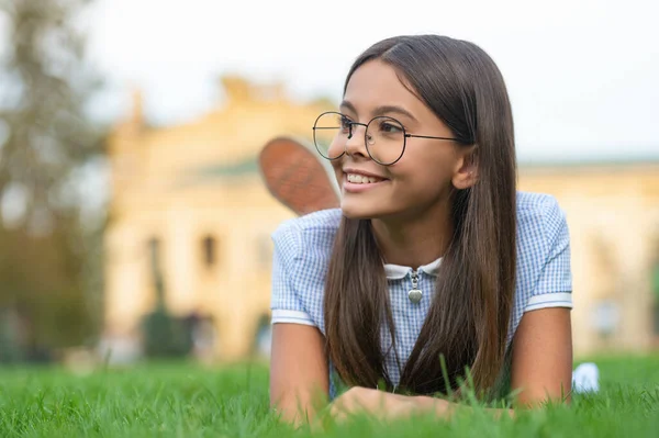 Zadowolona Dziewczyna Okularach Trawniku Trawą Przestrzeń Kopiowania Dziewczyna Okularach Trawniku — Zdjęcie stockowe