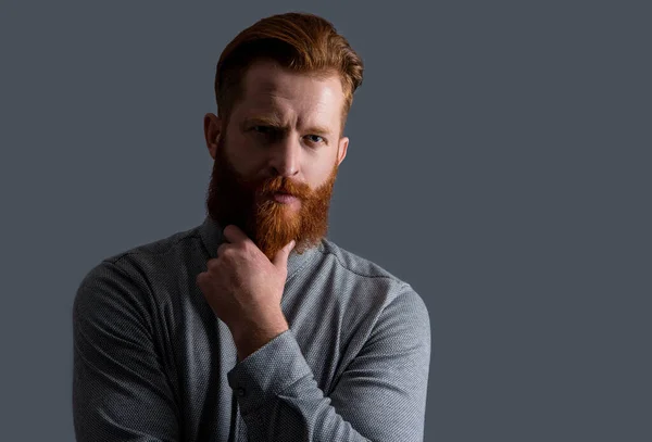 Retrato Hombre Serio Acariciando Barba Hombre Barbudo Con Cara Sin —  Fotos de Stock