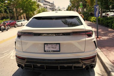 Miami Beach, Florida ABD - 14 Nisan 2021: beyaz Lamborghini Urus Sedan, arka manzara. spor geçişi.