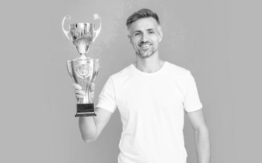 Mutlu şampiyon zaferi mavi renkte kutluyor. Şampiyon zaferi stüdyoda ödülle kutluyor. Şampiyon ödül zaferini kutluyor. Şampiyonların fotoğrafı zaferi kutluyor.