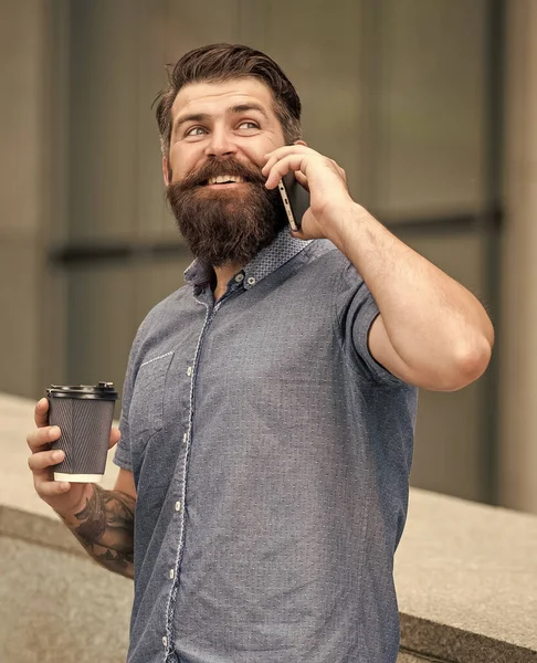 Hombre Hablar Teléfono Inteligente Calle Con Café Foto Del Hombre — Foto de Stock