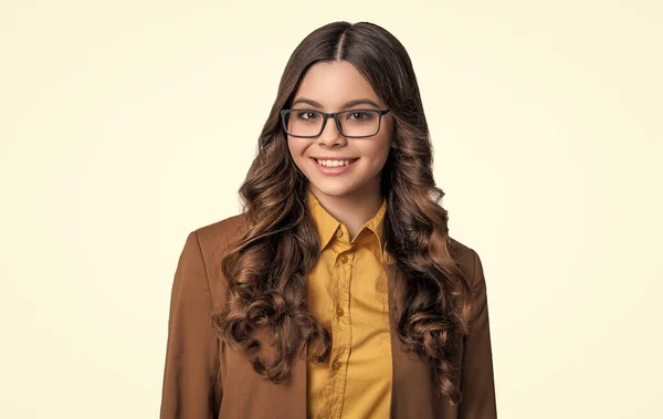 Portret Van Een Blank Tienermeisje Brillen Achtergrond Foto Van Kaukasisch — Stockfoto