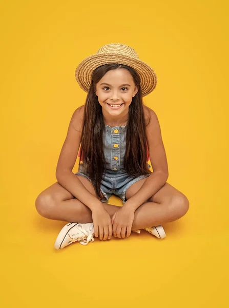 Χαμογελαστό Κορίτσι Έφηβος Ψάθινο Καπέλο Κάθεται Κίτρινο Φόντο — Φωτογραφία Αρχείου